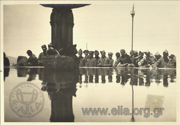 041β. Ελληνική κατοχή της Σμύρνης. Στρατιώτες ξεδιψούν, Ελιά